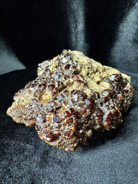 Кристаллы Граната на материнской породе