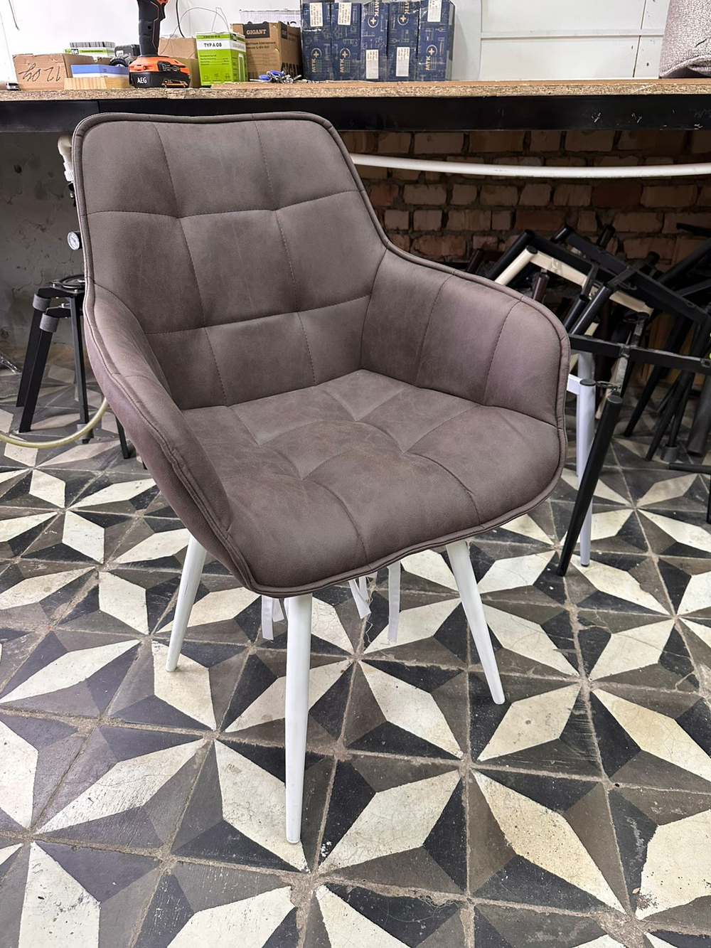 Стул СОЛИС 360 град. поворот.  Федерика Бежевый, иск.замша / черный каркас, М-City