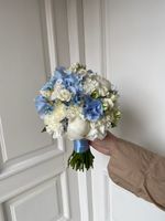 Свадебный букет из гортензии, оксипеталума, пионов, лизиантуса и диантусов