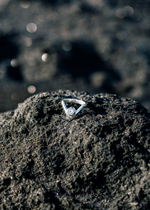 V-кольцо на фалангу с белым цирконом