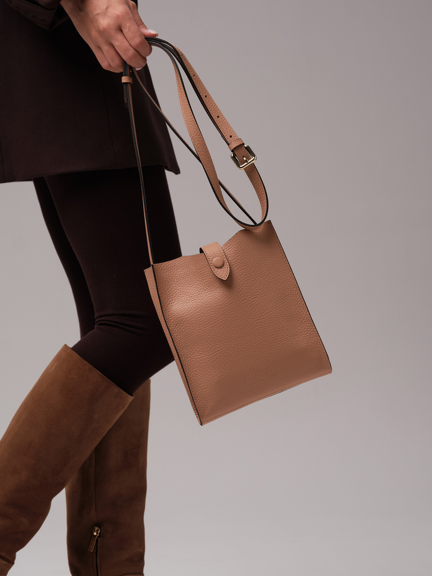 Женская кожаная сумка кросс-боди DBR 30919 бежевая нуга