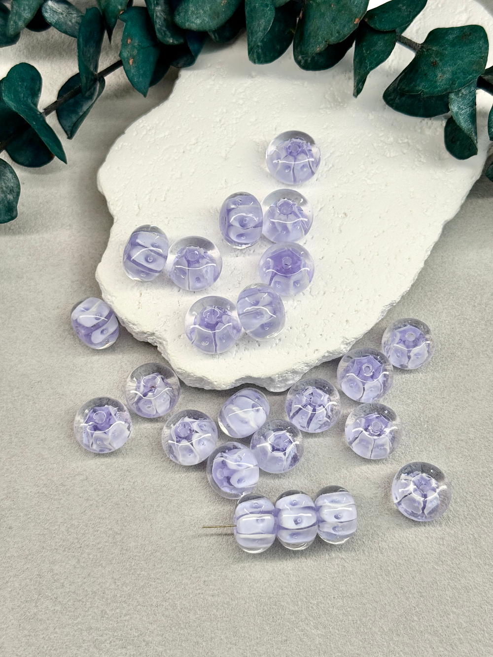 Стеклянные бусины лэмпворк 15 мм "Лавандовый крем" 2 штуки