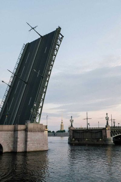Разводные мосты Петербурга — романтика ночи и вызов для логистики города