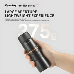 Монокуляр Eyeskey ProPilot APO EM - 10x42 в руке, 375 г