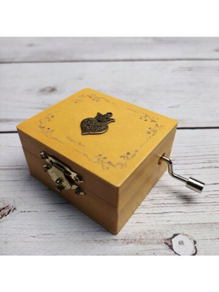 Музыкальная деревянная шкатулка Корона над сердцем