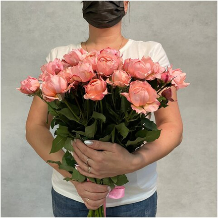 Букет из 7 розовых пионовидных роз сорта джульета кустовая 50см (россия) с атласной лентой.