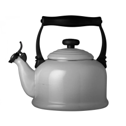 Le Creuset - Традиционный чайник Mist Grey объемом 2,1 л. / артикул   92000800541000  / GTIN 630870209762