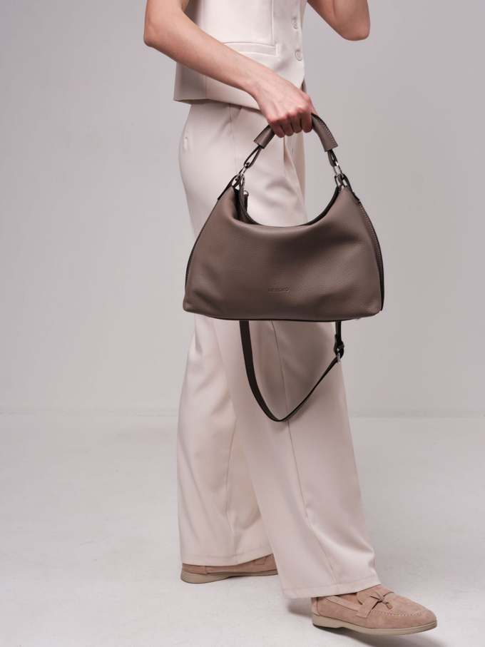 Сумка кожаная на плечо тауп