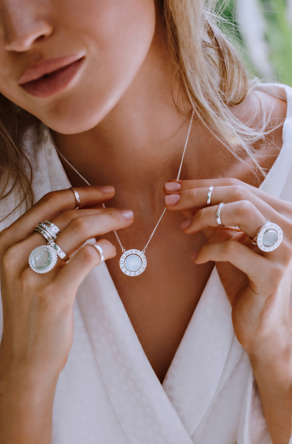 Колье «Лунный цикл» с белым перламутром и черной эмалью