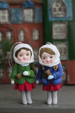 Елочная игрушка Девочка в зеленом пальто и в платочке.