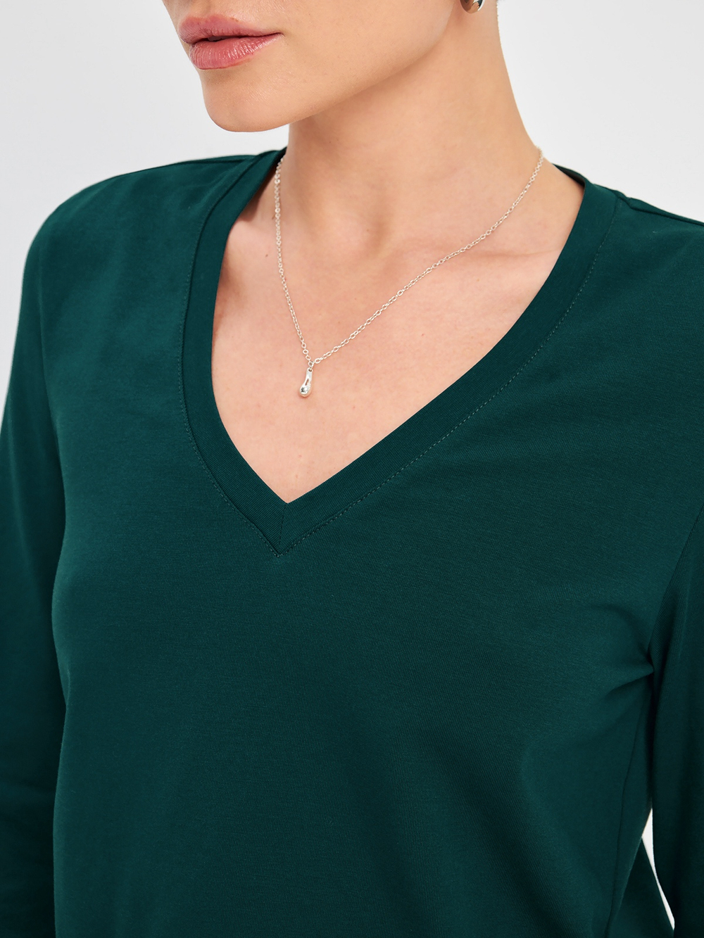 Свободный лонгслив с V-вырезом и рукавом 3/4