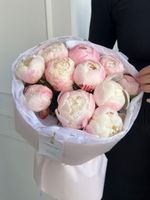 Букет из пионов в розово-белом оттенке 11 шт