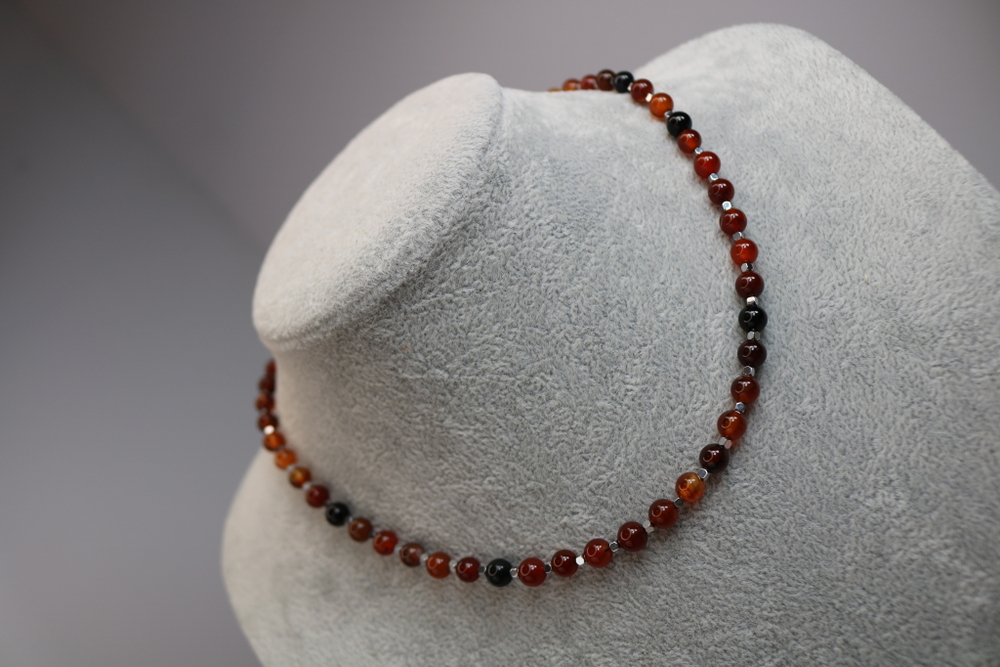 Чокер из натурального сердолика «Закатный ритм»