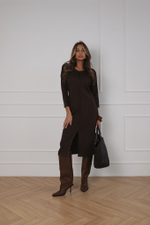 Платье из трикотажа с акцентной отстрочкой в длине миди