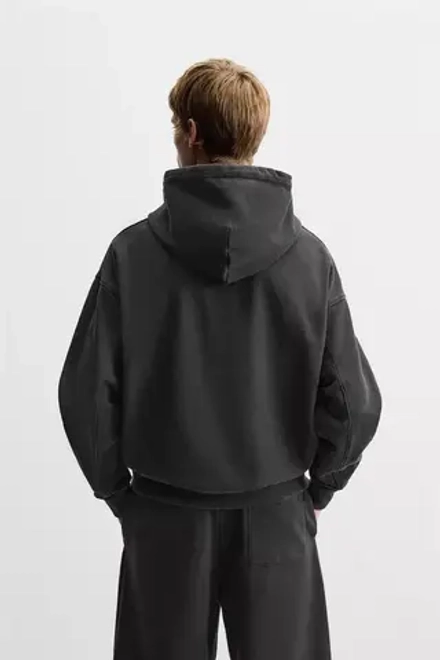 ZARA ТОЛСТОВКА BOXY FIT ИЗ ТКАНИ С ЭФФЕКТОМ ПОТЕРТОСТИ, ЧЕРНЫЙ