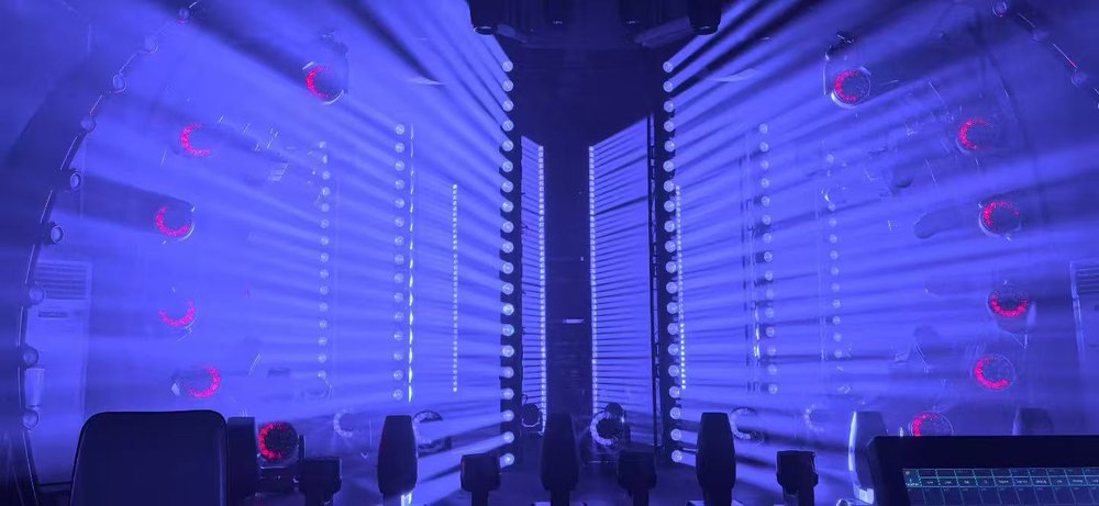 PL-L520M — LED Moving Bar 5×120 Вт RGBL с зумом 3°–35°