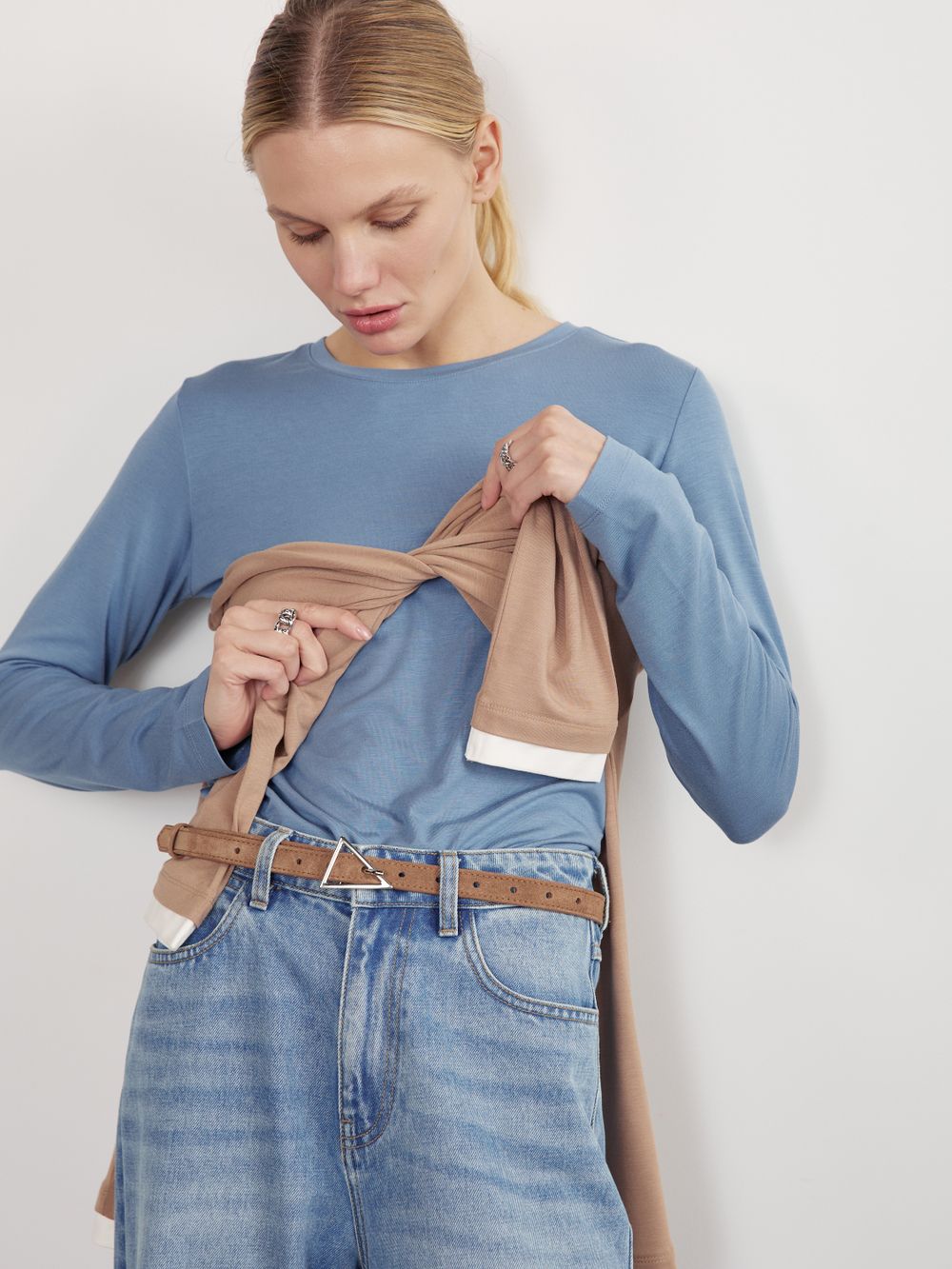 БАЗОВЫЙ ТОНКИЙ РЕМЕНЬ С ТРЕУГОЛЬНОЙ ПРЯЖКОЙ ЗАМША КАПУЧИНО