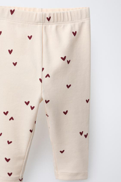 ZARA КОМПЛЕКТ: ТОЛСТОВКА И ЛЕГГИНСЫ С СЕРДЕЧКАМИ, ЭКРЮ