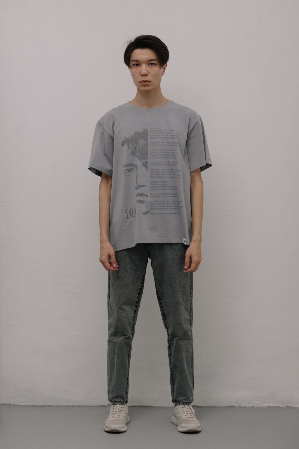 T-shirt with the "Amanat" lyrics print