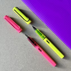 Перьевая ручка Lamy Safari Neonpink NW 0C9 с пером F (4041891) 6