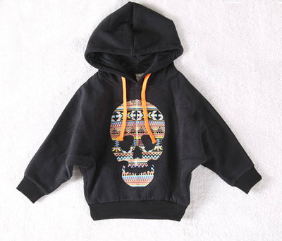 Худи с рукавом летучая мышь и принтом черепа с орнаментом