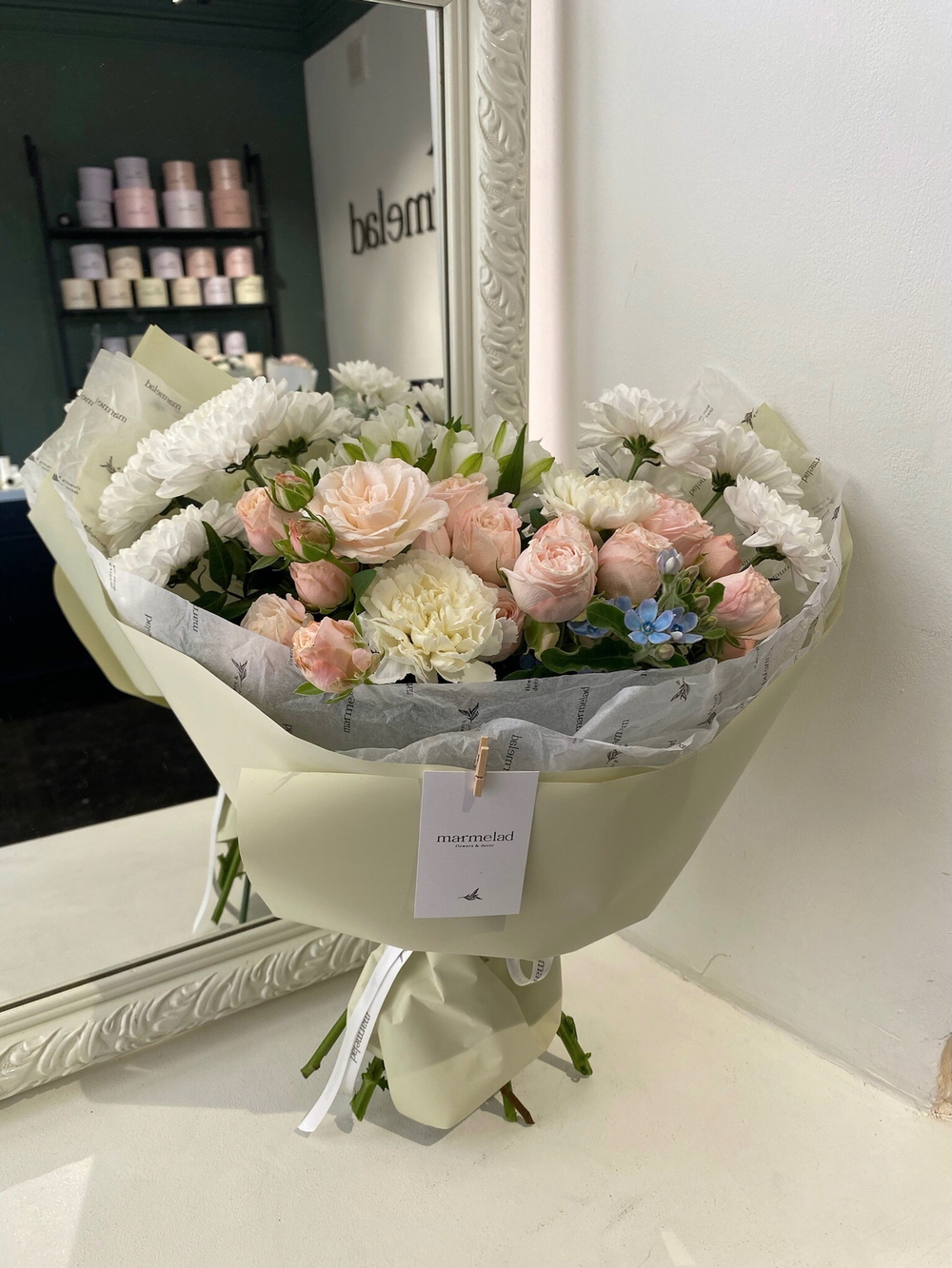 Сборный букет  раскидистой формы с хризантемой и кустовой пионовидной розой  в оформлении