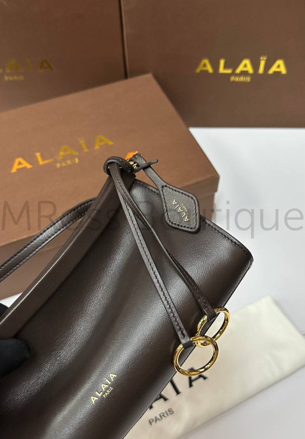 Женская сумка Alaia Le Click East West коричневого цвета