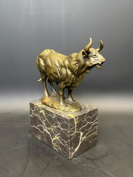 Бронзовая скульптура «Бык на постаменте»