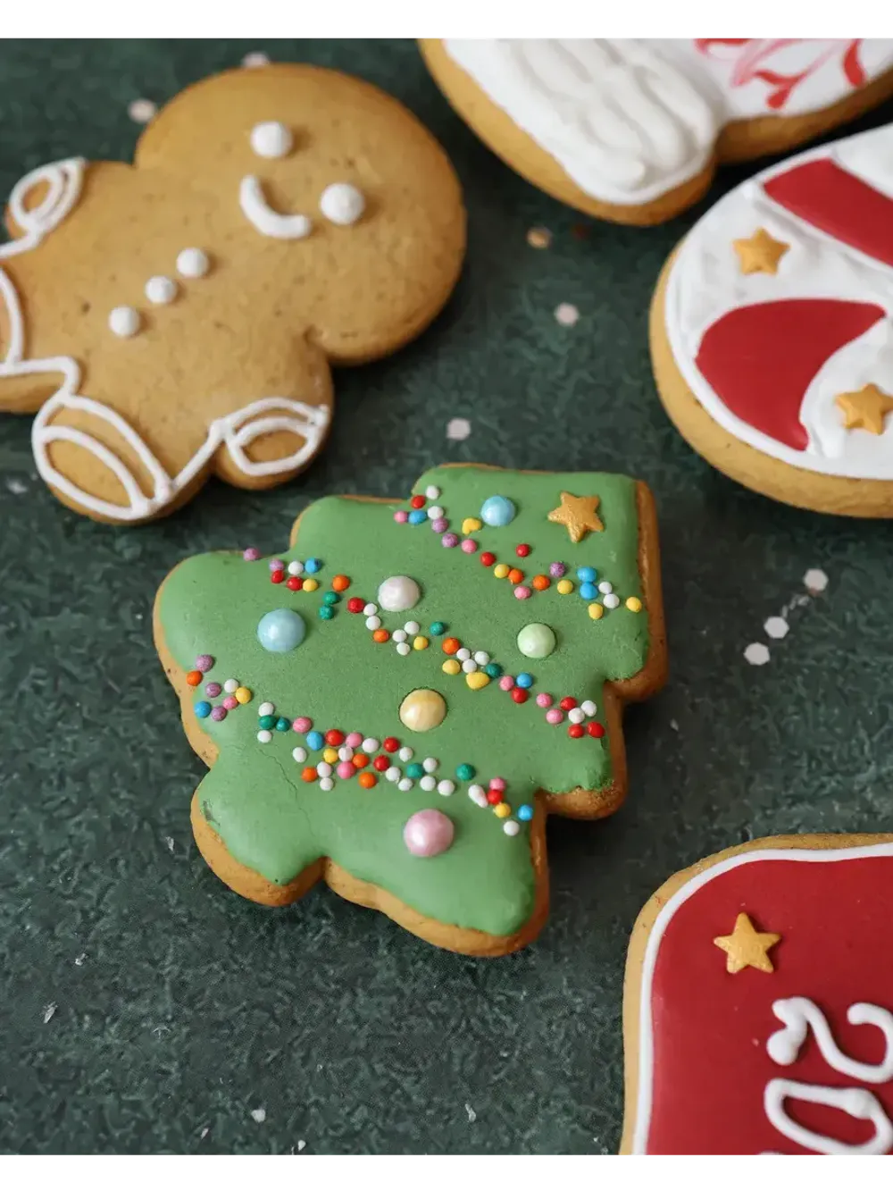 Новогодний набор пряников и орехов