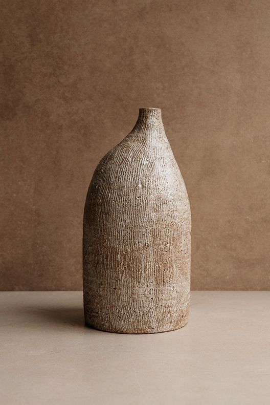Ваза-бутыль #128, бежевая рельефная / Tish Pottery