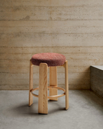 Granite Полубарный табурет из терракотового шенилла и массива ясеня в натуральной отделке 65 см