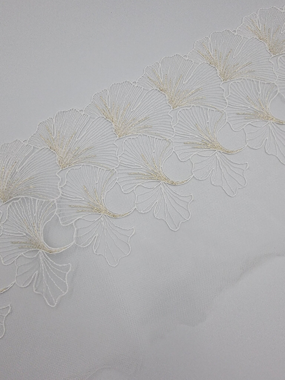 Вышивка на сетке молочный/золото К738 левая