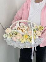 Корзина пасхальная в нежно-розовых оттенках. Кулич 450 гр
