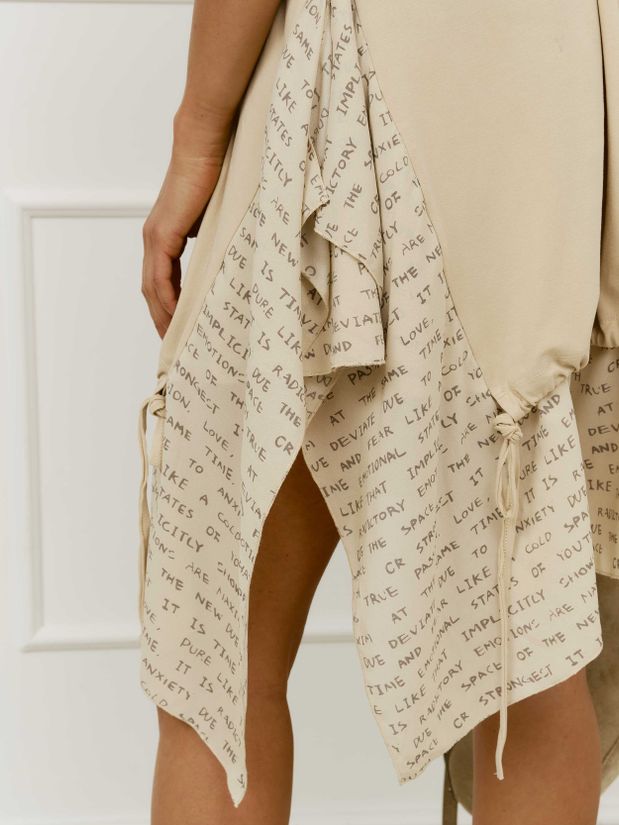 Платье с воланами буквы, бежевый