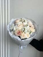 Сборный букет из хризантемы, маттиолы, кустовых пионовидных роз и диантусов крем мал