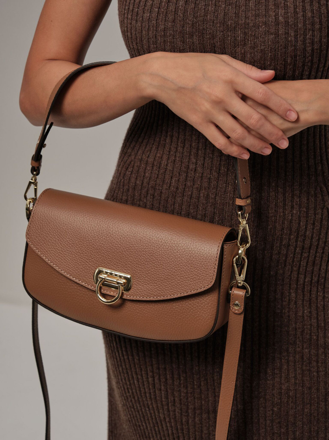 Сумка кожаная на плечо багет светло-коричневая