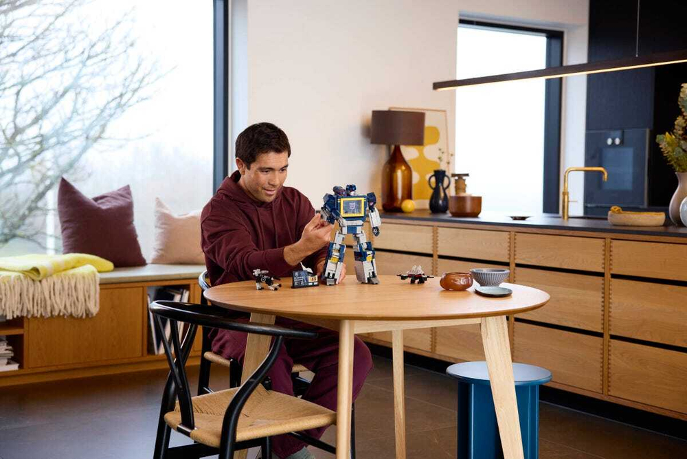 Конструктор LEGO Icons 10358 Transformers: Soundwave