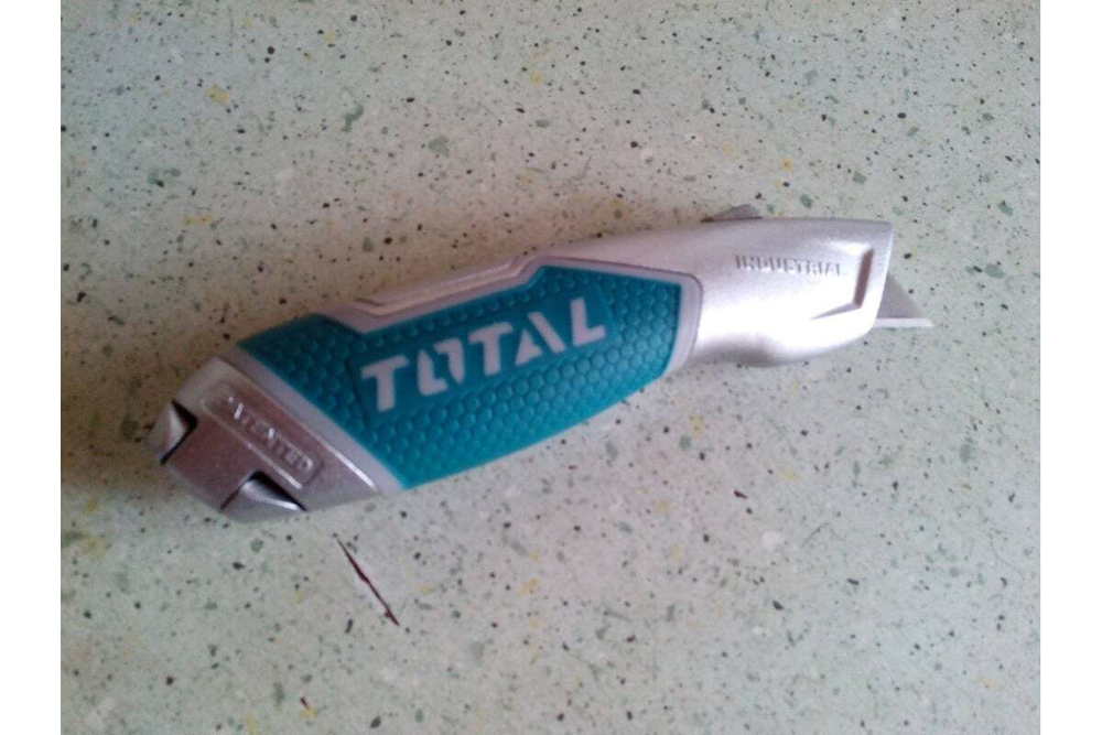 Нож с выдвижным трапециевидным лезвием TOTAL TG5126101