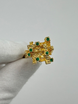Кольцо с зелёными кристаллами