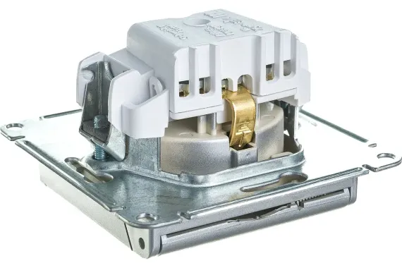 Розетка Systeme Electric ATLASDESIGN с заземлением с крышкой и шторкой алюминий 38194