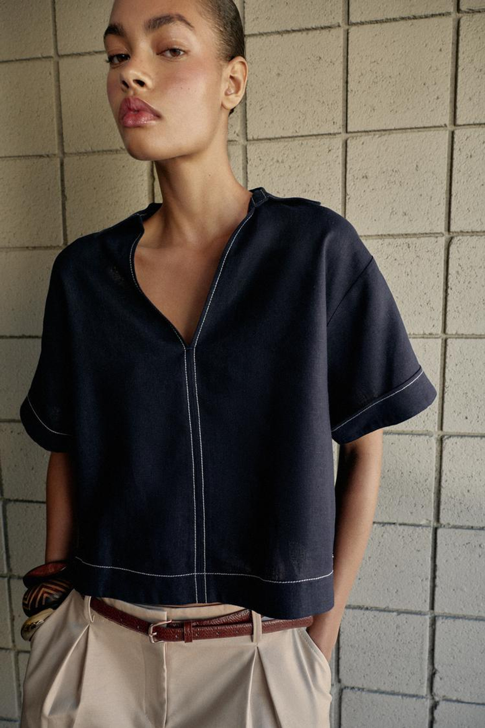 ZARA РУБАШКА ИЗ СМЕСОВОГО ЛЬНА С КОНТРАСТНЫМИ ШВАМИ, МОРСКОЙ СИНИЙ