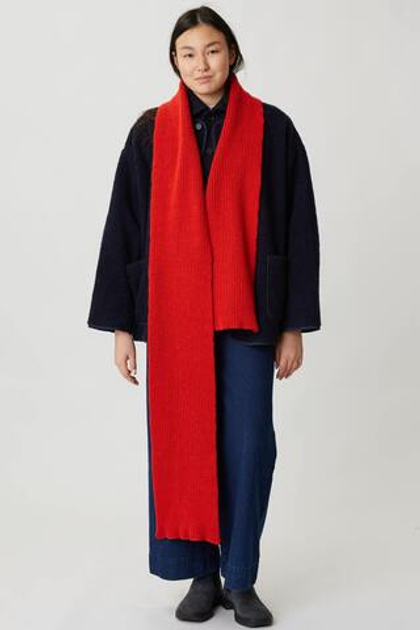 Шарф из шерсти красного цвета