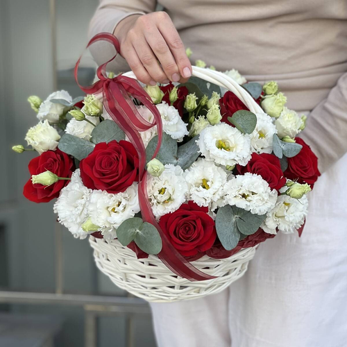 Композиция из эустомы и красных роз в корзине "Scarlet Grace"
