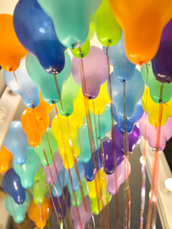 Воздушные шары большая оранжевая коробка сюрприз шарики малыши разноцветные №3407