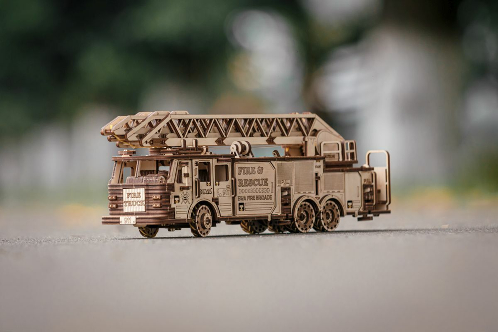 Пожарная машина выдвижной вращающейся лестницей от EWA - Fire Truck, Деревянный конструктор, сборная модель, 3D пазл