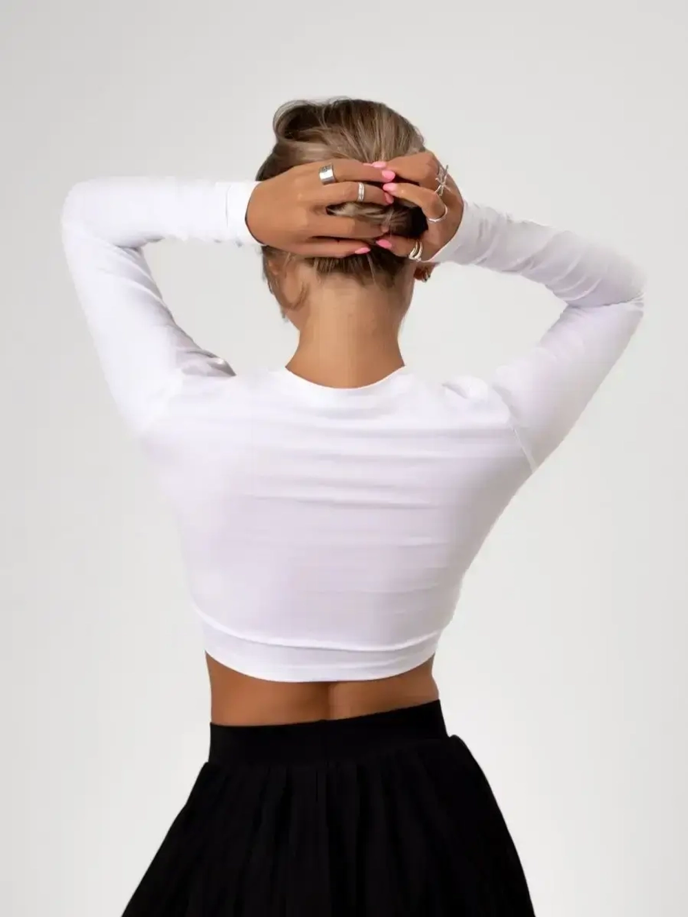 Белый лонгслив укороченный облегающий с длинным рукавом