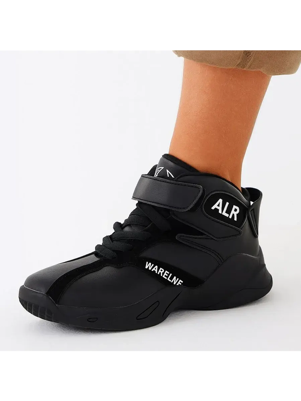 Кроссовки высокие для мальчика.