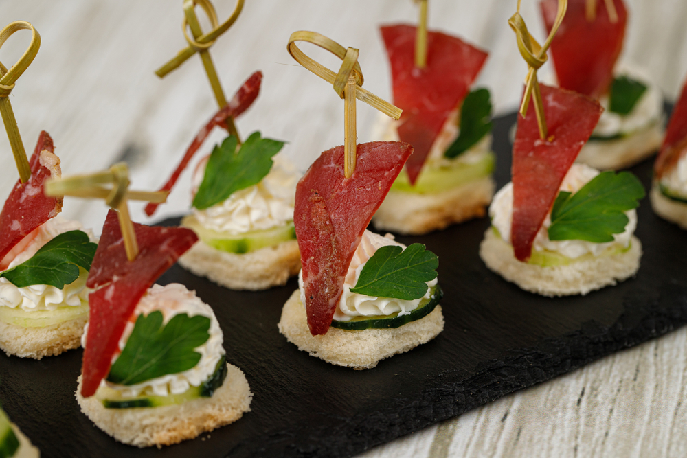 Канапе бастурма со сливочным сыром и огурцом