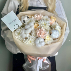 Букет с розой Шармант , кустовой хризантемой , диантусами и хлопком 301020251