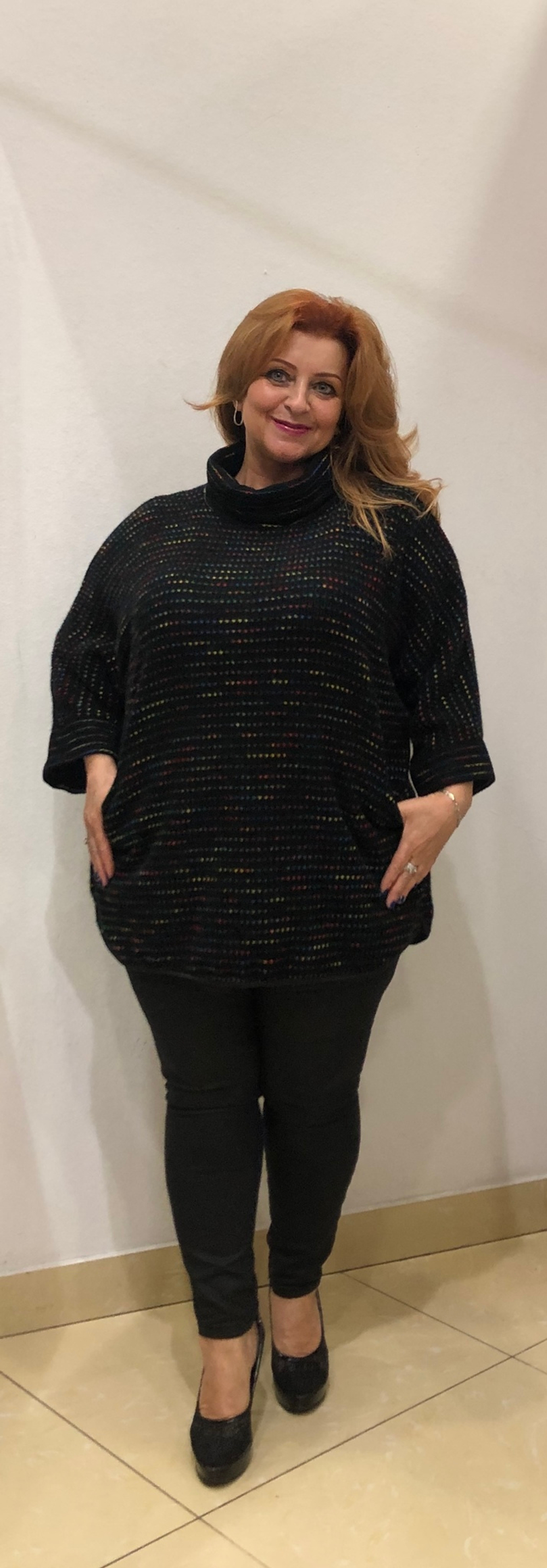 Креативный светлый джемпер с кармашками и хомутом